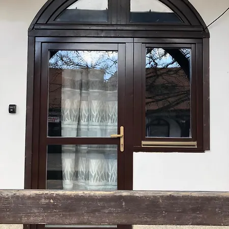 Black & White • Black アパート エゲル