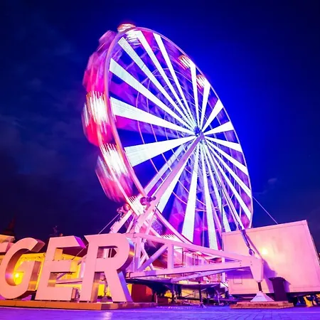 Black & White • Black アパート エゲル