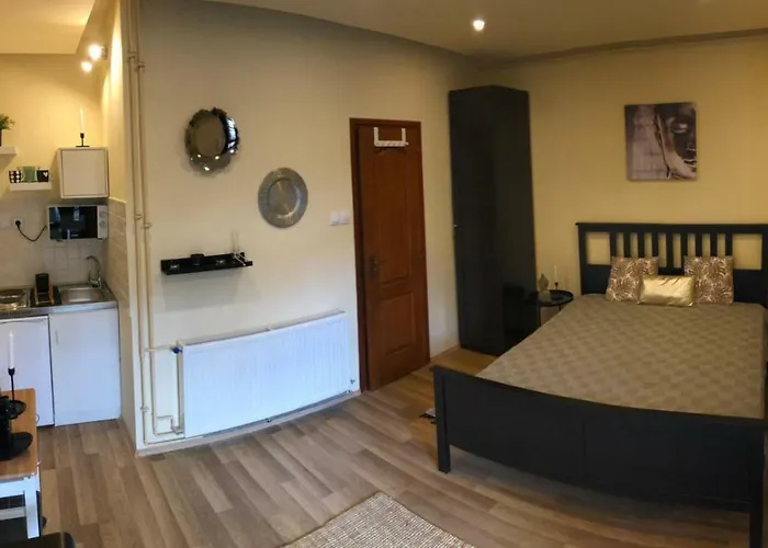 Black & White • Black Eger